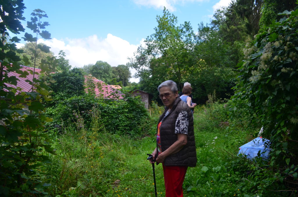 Maman dans son ancien jardin